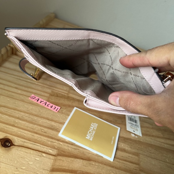 Michael Kors Wallet🎈🎈 - Picture 6 of 7